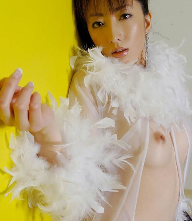 16P Linda garota asiática com pernas sensuais posando em meias de nylon brancas