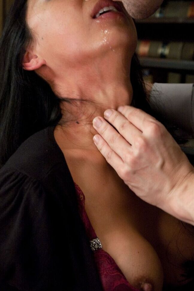 17P La MILF orientale Tia Ling remplace son habitude de fumer par une baise anale