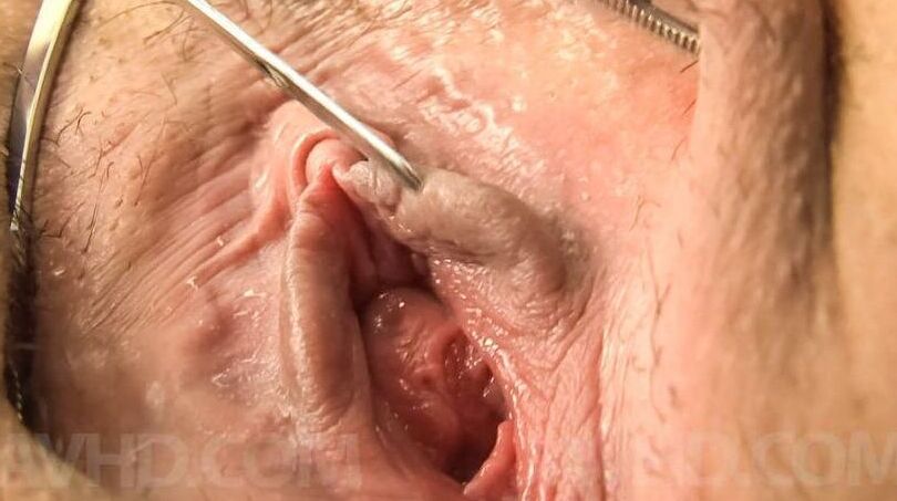 15P Yume Sazanami asiática com peitos grandes coloca a vagina sob uma tesoura