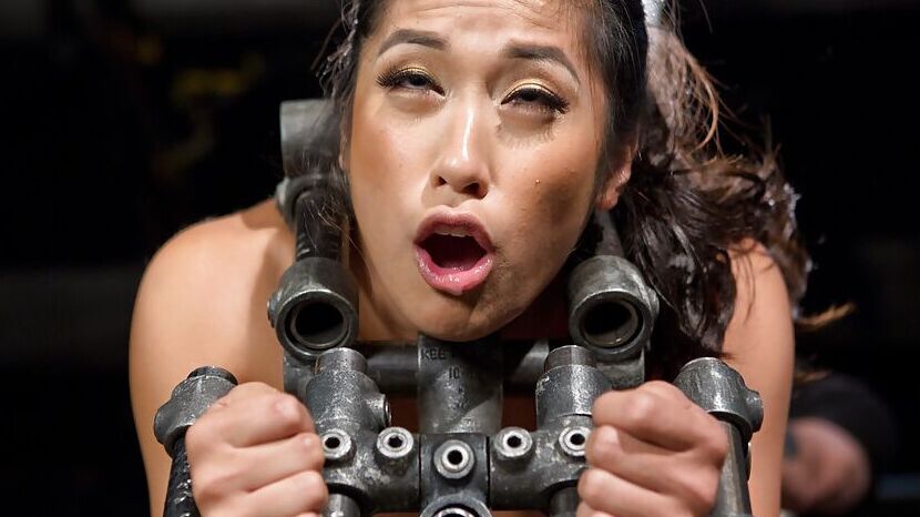 16P Kinky Asian bondage babe Mia Li levando uma surra hardcore com os olhos vendados