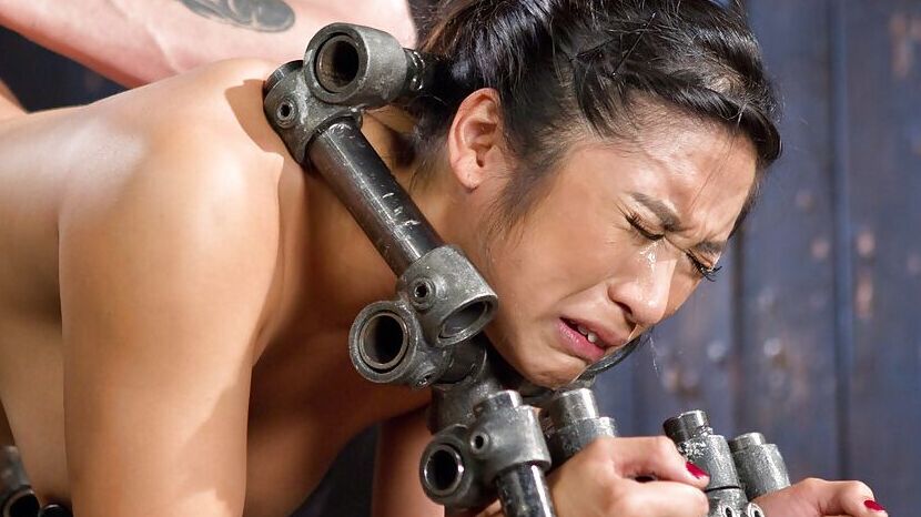 16P Kinky Asian bondage babe Mia Li levando uma surra hardcore com os olhos vendados