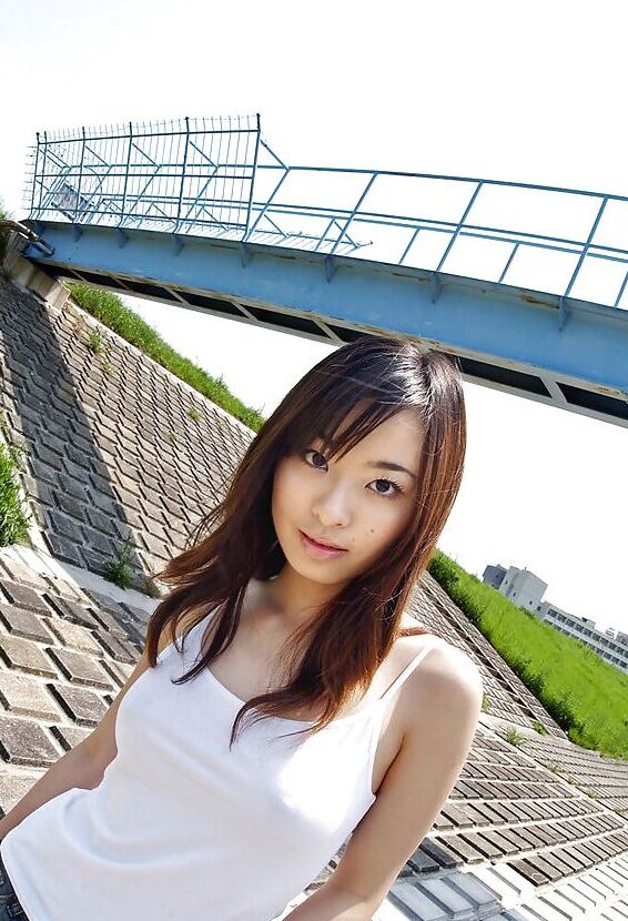 15P きちんとしたお尻を持つかわいいアジアの美女、古都ひかるが服を脱ぎます