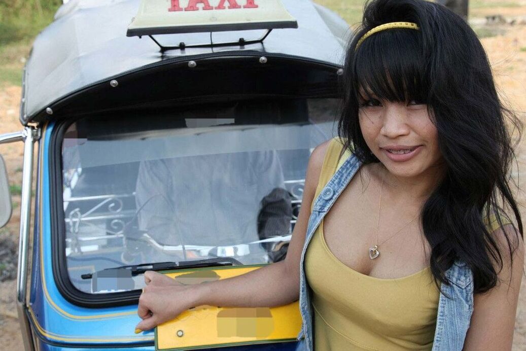 12P Linda chica tailandesa se baja de un tuk tuk para desnudarse y follar con un turista