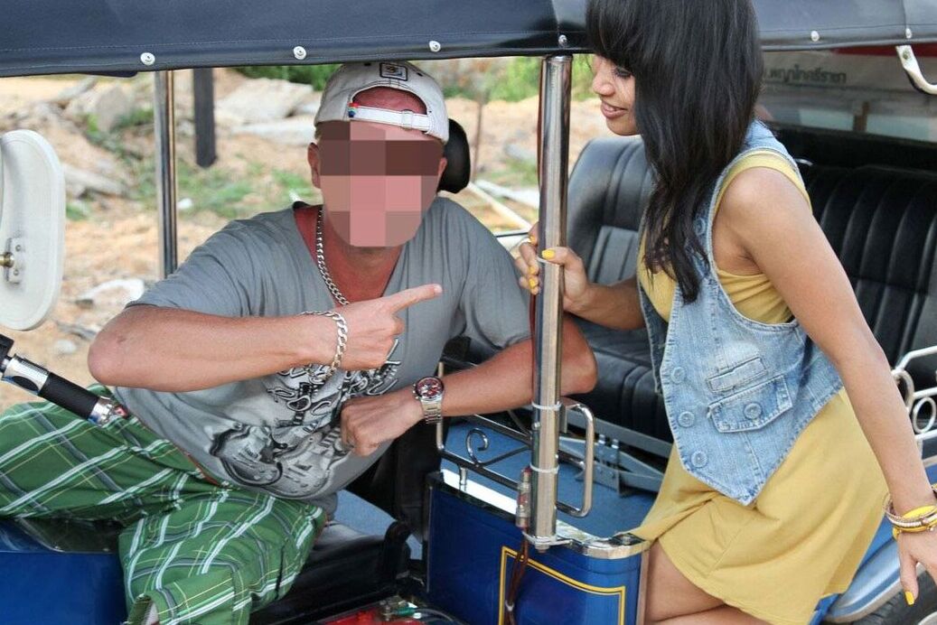 12P Linda chica tailandesa se baja de un tuk tuk para desnudarse y follar con un turista