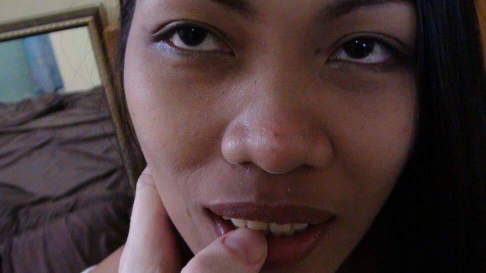 15P Filipina amateur Analyn participa en sexo POV en la cama de una habitación de hotel