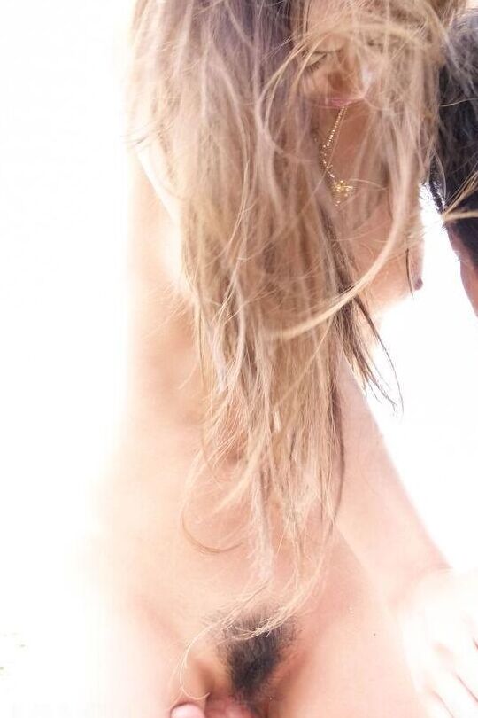 15P La MILF japonaise Yui Nanase a des relations sexuelles avec son ami sur une plage de sable