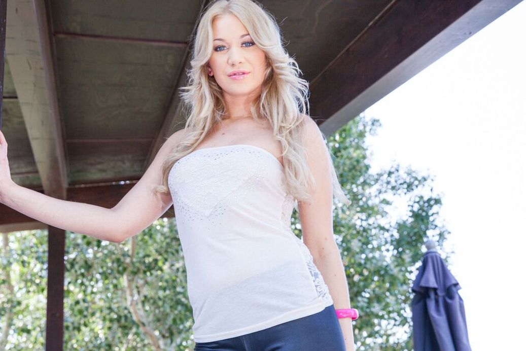 15P La blonde sexy Lindsey Olsen baisse son pantalon en cuir avant de faire l'amour