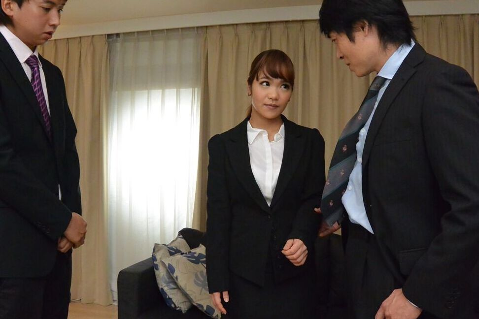 21P Asian office girl Anjyu Akane indulges in a wild FMM 3some with her colleagues