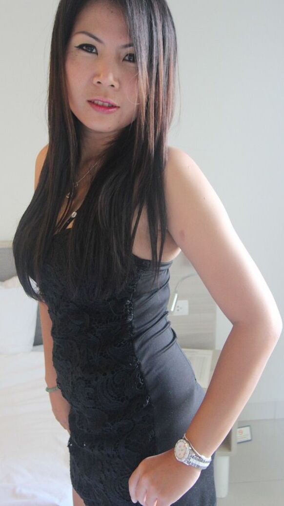 21P Das sexy asiatische Babe Mina spreizt ihre Beine und zeigt ihre rasierte Fotze