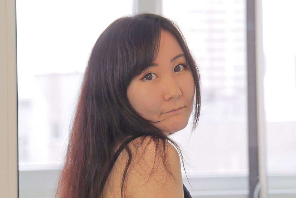 20P Das zierliche japanische Mädchen Akuma Loli verliert ihre kleinen Titten aus einem schwarzen BH