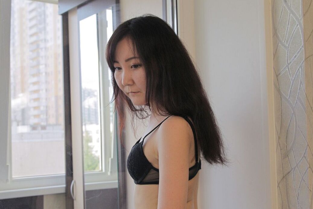 20P Das zierliche japanische Mädchen Akuma Loli verliert ihre kleinen Titten aus einem schwarzen BH