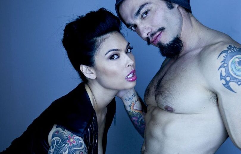 15P Star asiatique sexy et tatouée du porno montrant ses gros seins en lingerie transparente
