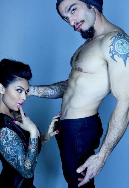 15P Star asiatique sexy et tatouée du porno montrant ses gros seins en lingerie transparente