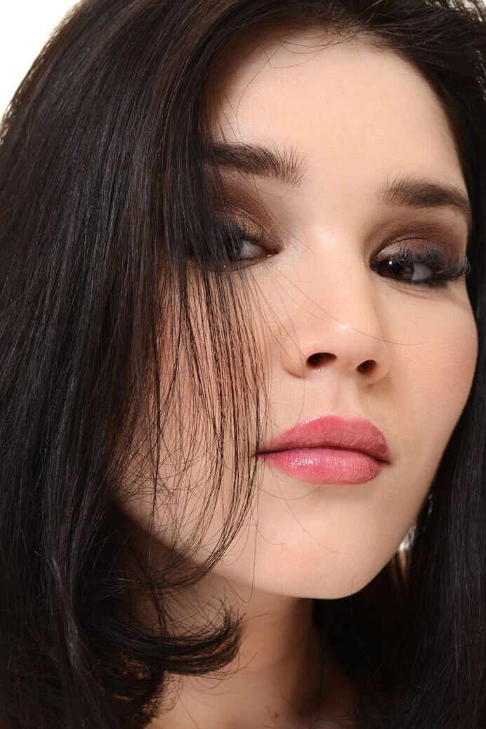 15P Dark haired girl Malena Fendi does a sexy striptease to model in the nude