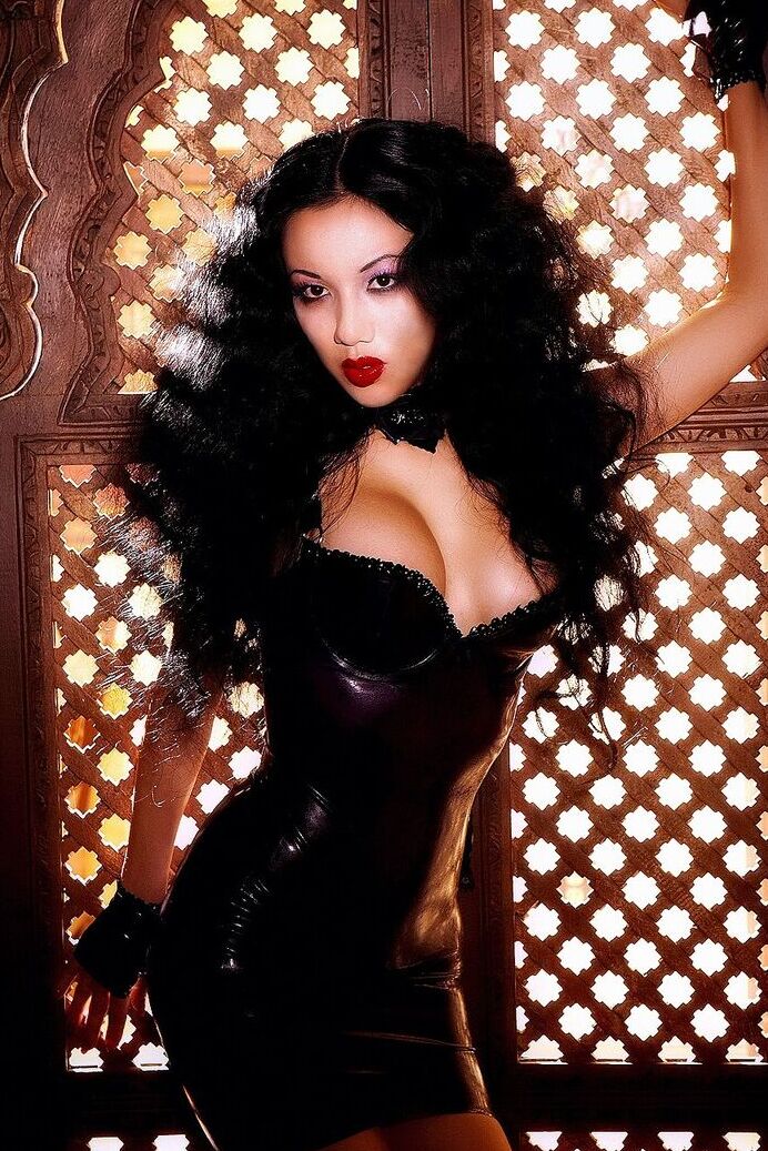 21P L'ange aux cheveux noirs Jade Vixen révèle ses faux seins dans un strip-tease en solo