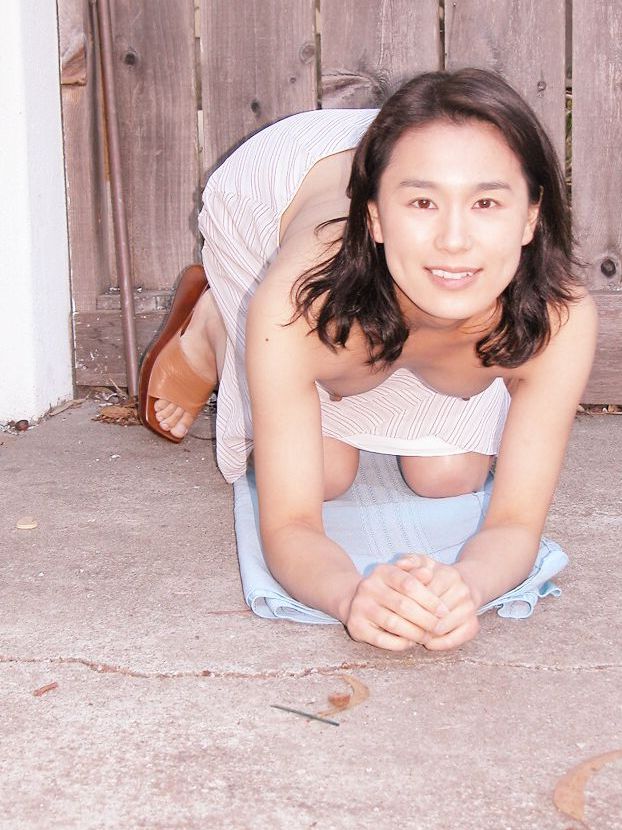 16P Leggy amador Asian babe Miki espalhando buceta rosa peluda ao ar livre
