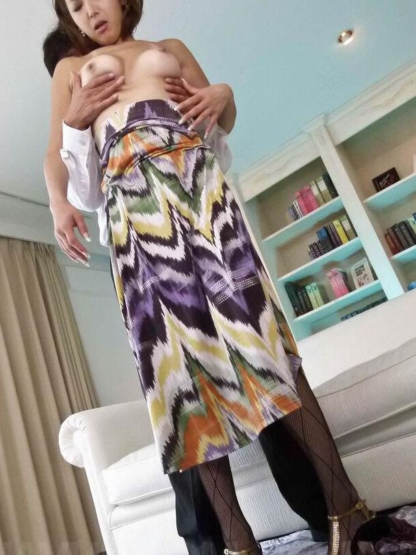 16P La japonesa Mai Kuroki intercambia sexo oral con su hombre antes de follar