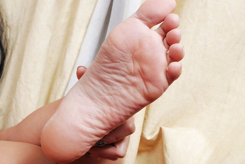 16P Amadora asiática brincalhona tira a lingerie para expor o corte e os pés sensuais