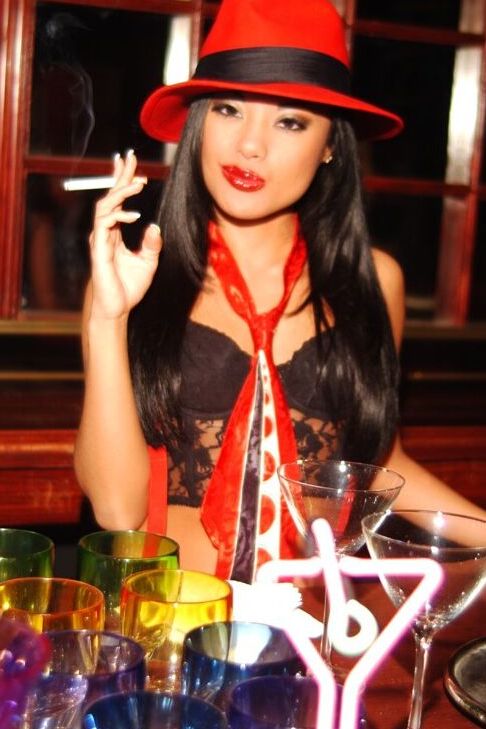 21P Миниатюрная азиатская барменша Kaylani Lei раздевается