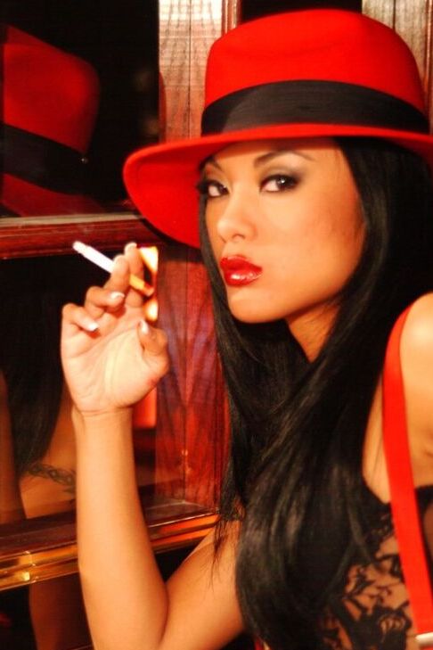 21P Миниатюрная азиатская барменша Kaylani Lei раздевается