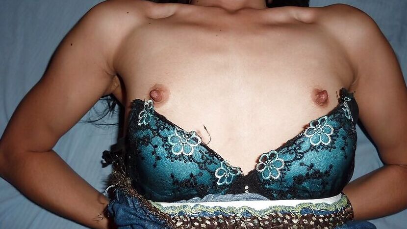 La tailandesa Tao de 12P deslizando la ropa interior blanca a un lado para exhibir su vagina afeitada