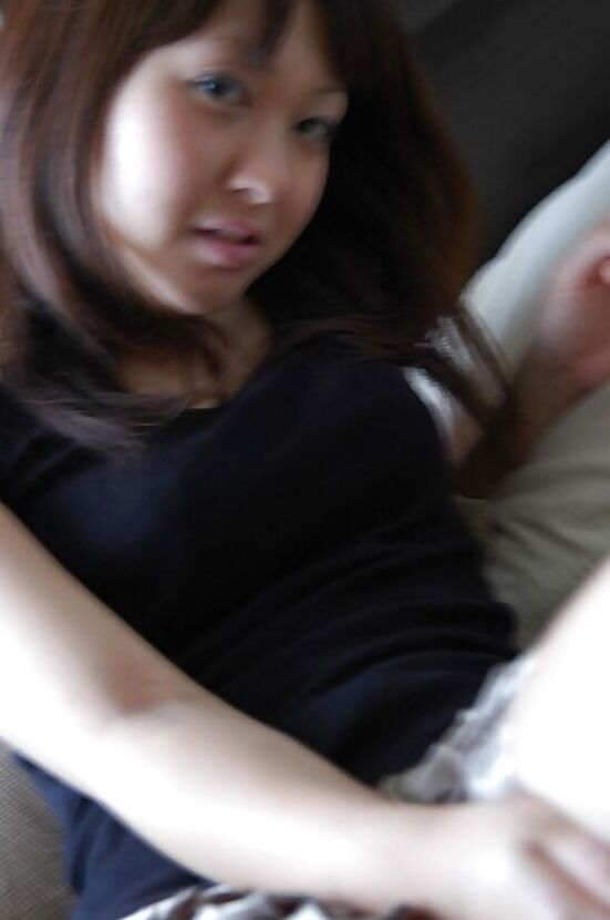 16P, la jeune asiatique Yuka Matsuhashi se déshabille et pose nue sur le lit.