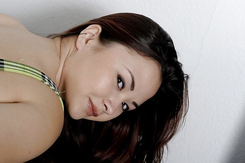 16P Muito asiática iniciante Kita Zen espalhando uma linda buceta adolescente