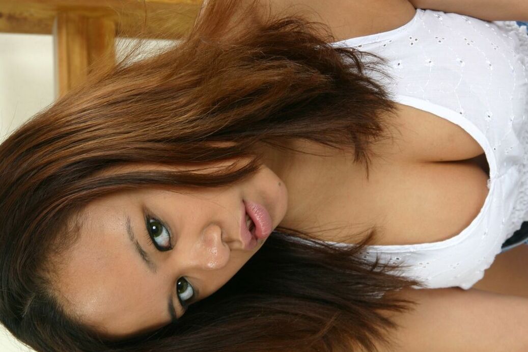 21P La pequeña MILF asiática Annie Cruz muestra su coño después de quitarse las medias
