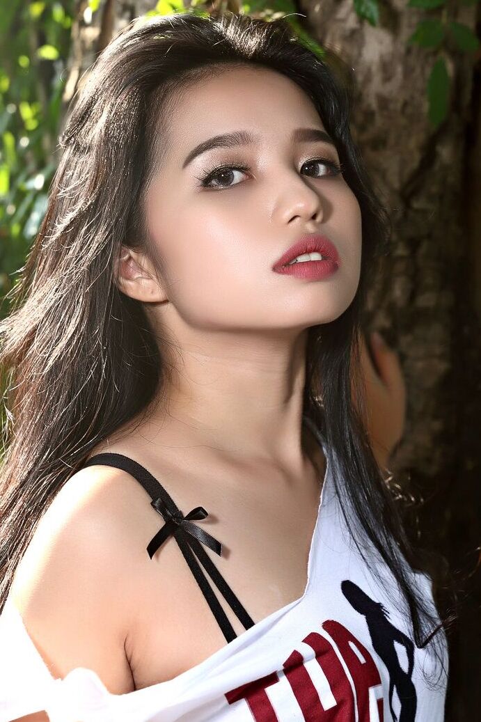 16P, la beauté asiatique Norah se met totalement nue sous un arbre.