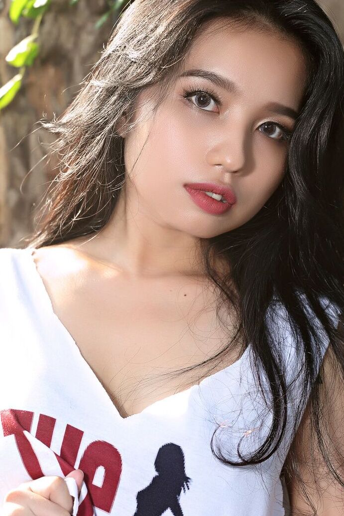 16P, la beauté asiatique Norah se met totalement nue sous un arbre.