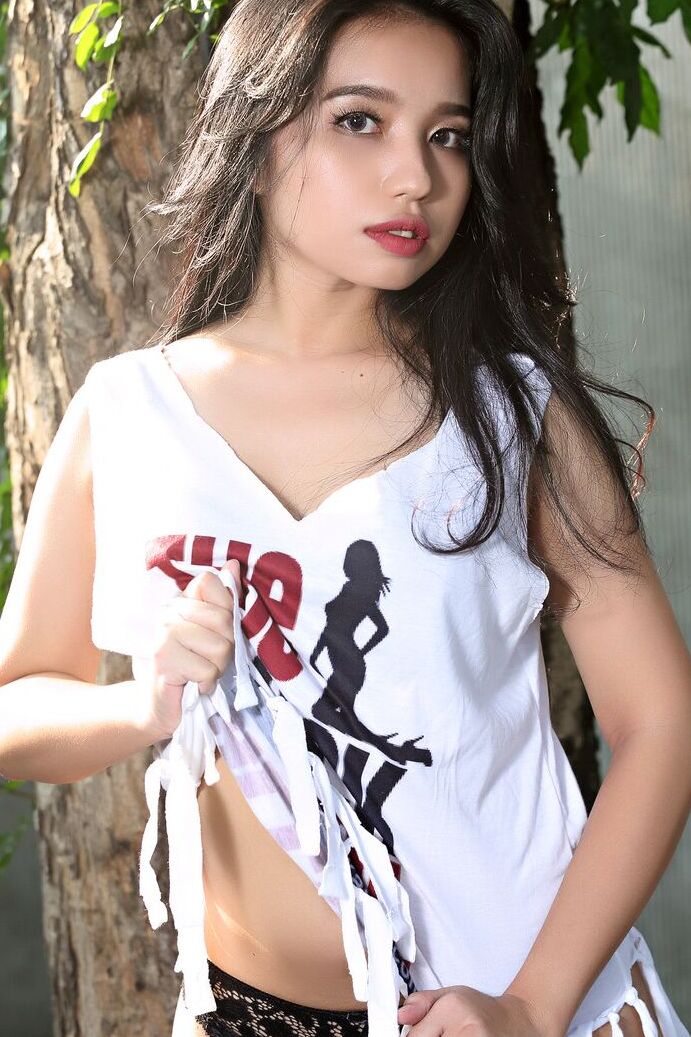 16P, la beauté asiatique Norah se met totalement nue sous un arbre.