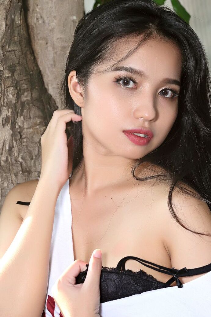 16P, la beauté asiatique Norah se met totalement nue sous un arbre.
