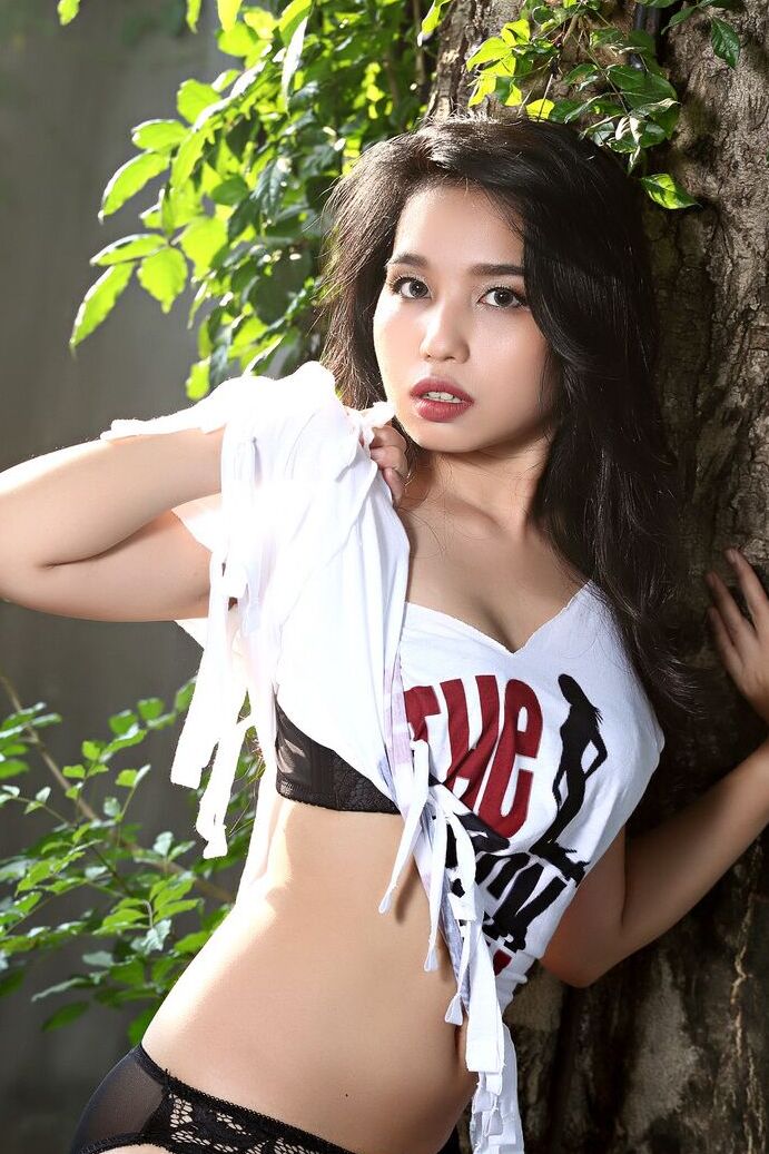 16P, la beauté asiatique Norah se met totalement nue sous un arbre.