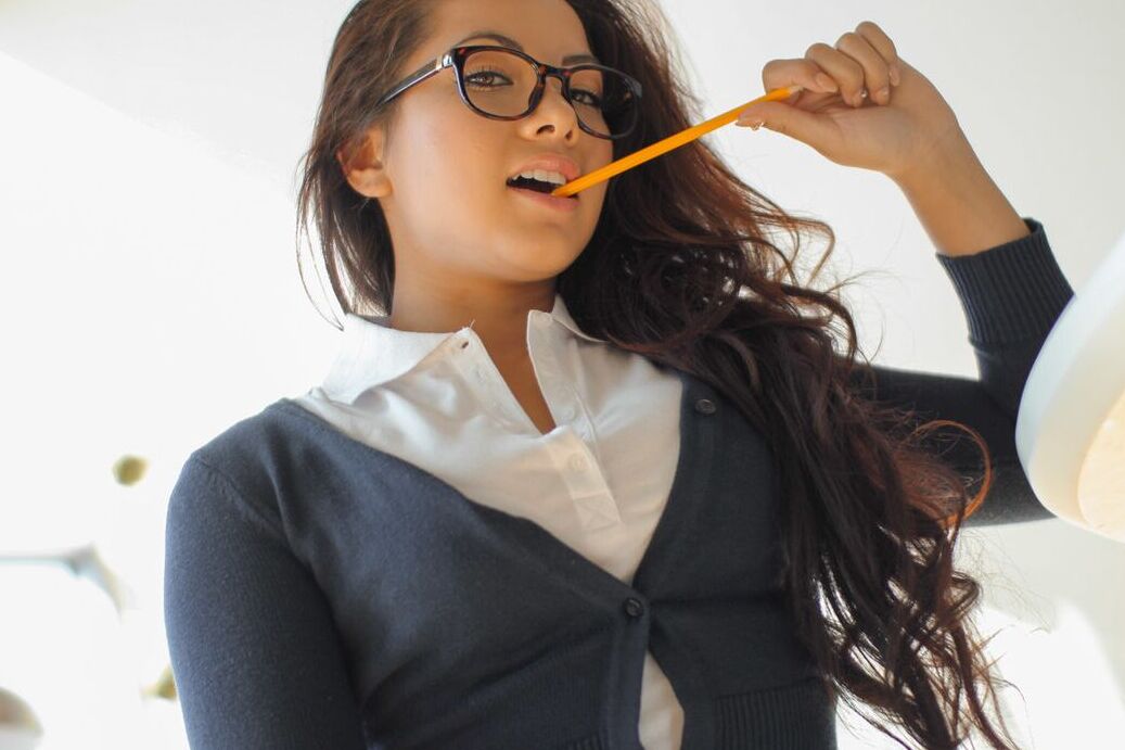 17P Morgan Lee, une écolière brune à lunettes, suce une bite raide sous la table