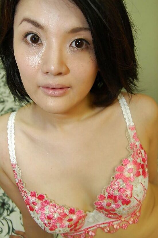 16P Asian MILF Saki Machida strips down and has some pussy vibing fun