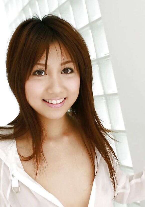 16P La asiática astuta Rika Yuuki descubriendo sus pequeñas tetas y su tupido coño