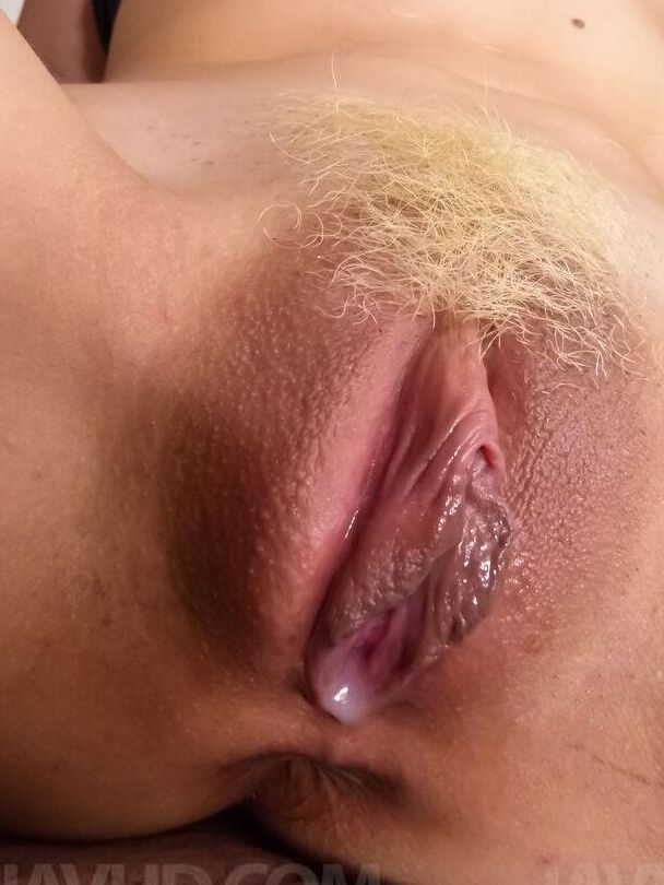 15P A ruiva japonesa Ena Ouka ostenta um creampie depois de sexo com dois homens