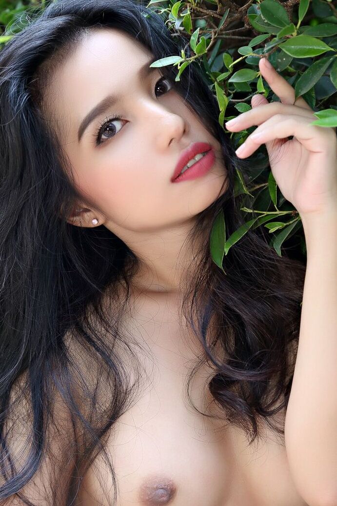16P 美しいアジアの女の子ノラが庭の生け垣の隣で全裸になる