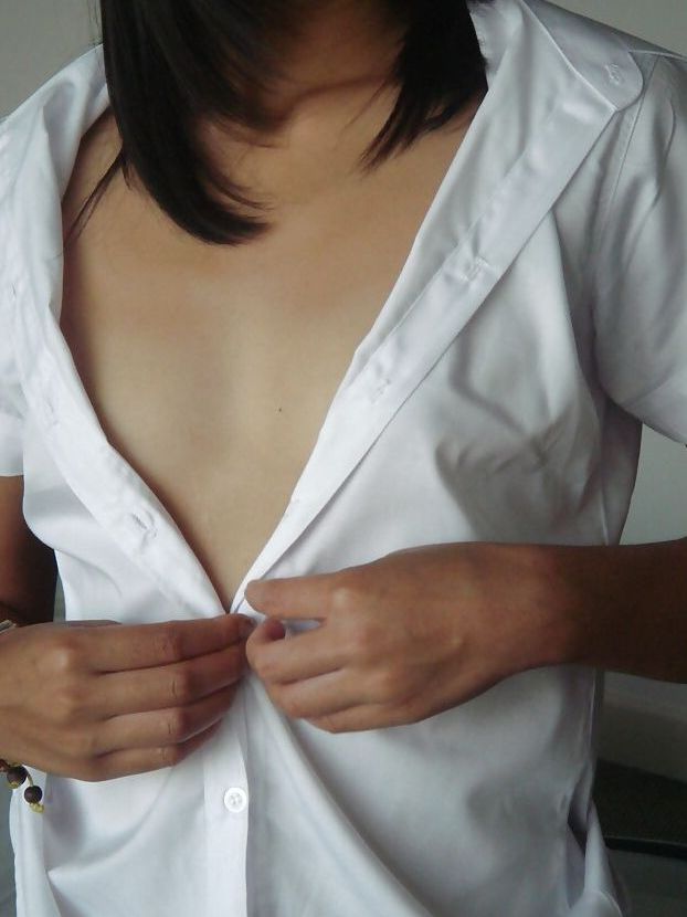 16P Nena asiática cachonda desnudándose y masturbándose el coño con un consolador