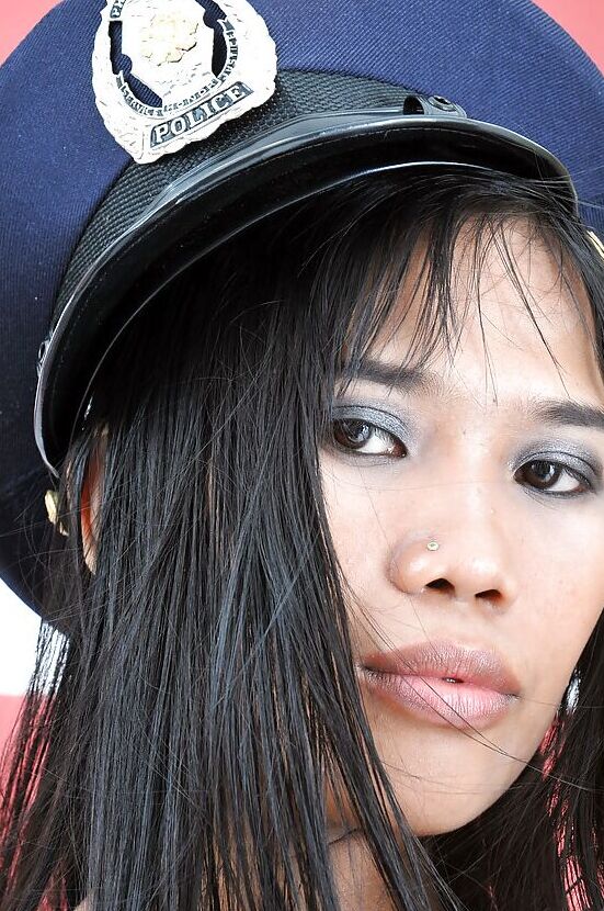 16P La magnifique asiatique amateur Anne pose dans l'étonnant uniforme de police.