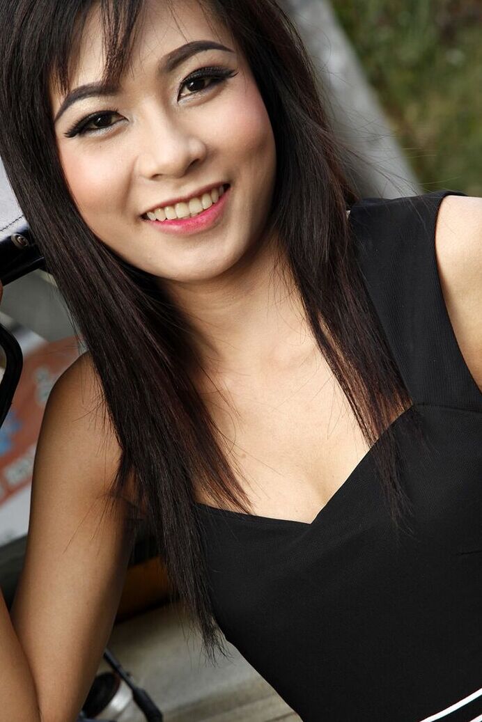 12P Une jolie fille thaïlandaise expose sa délicieuse chatte après s'être déshabillée