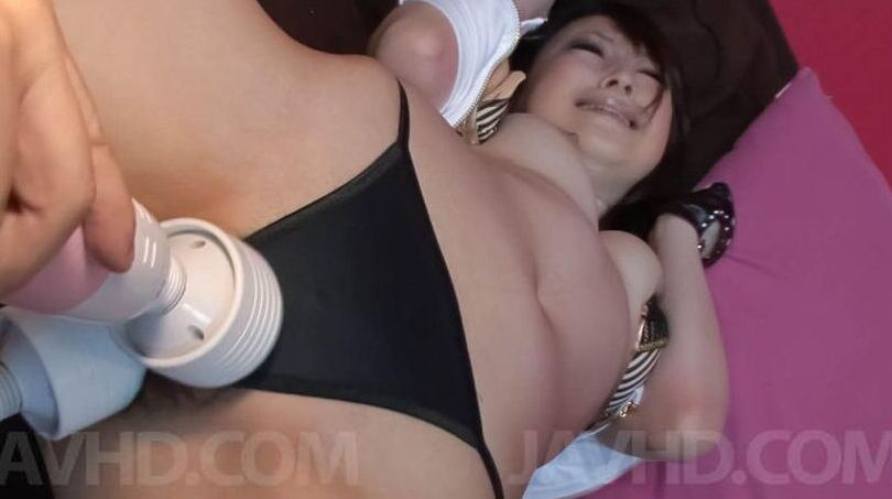 15P Asuka Mimi Asian a une chatte poilue et un trou du cul baisé avec un vibrateur