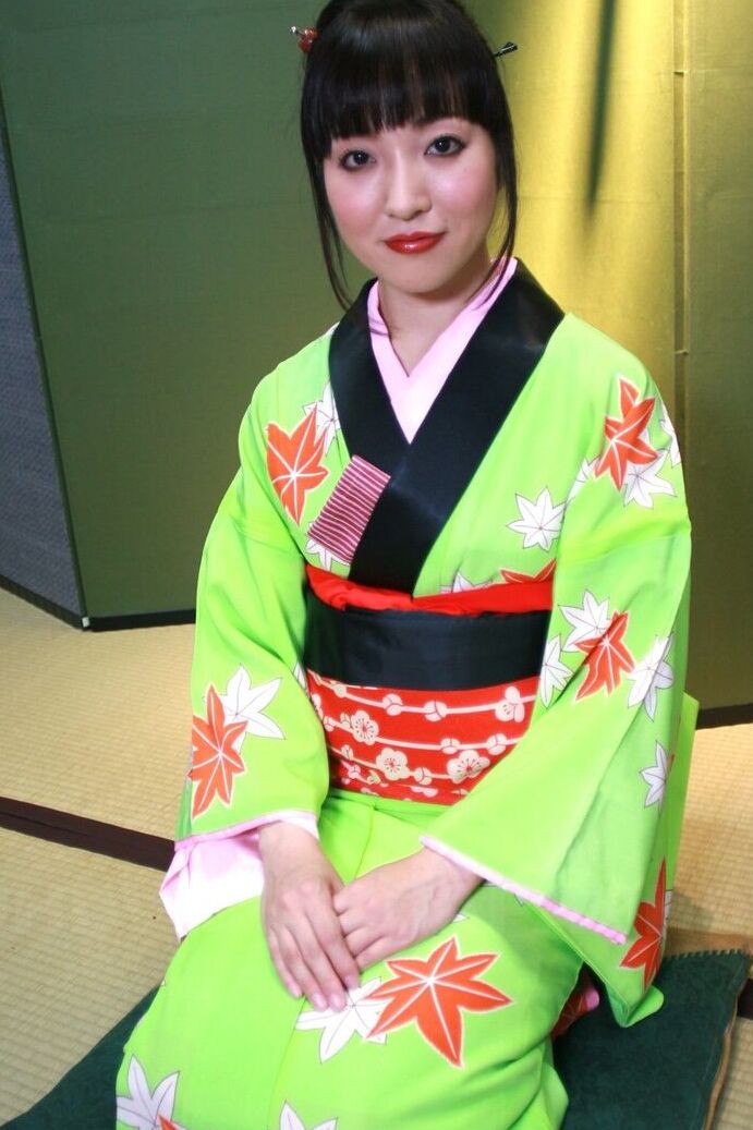 20P Japonesa con kimono verde regala una mamada POV a una polla peluda