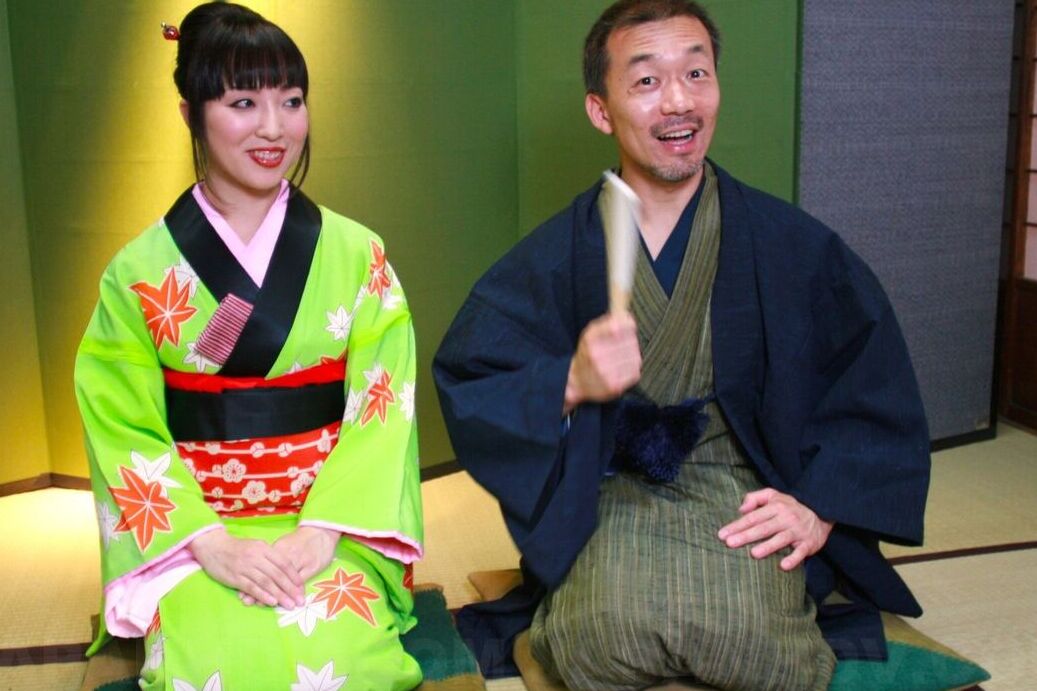 20P Japonesa con kimono verde regala una mamada POV a una polla peluda