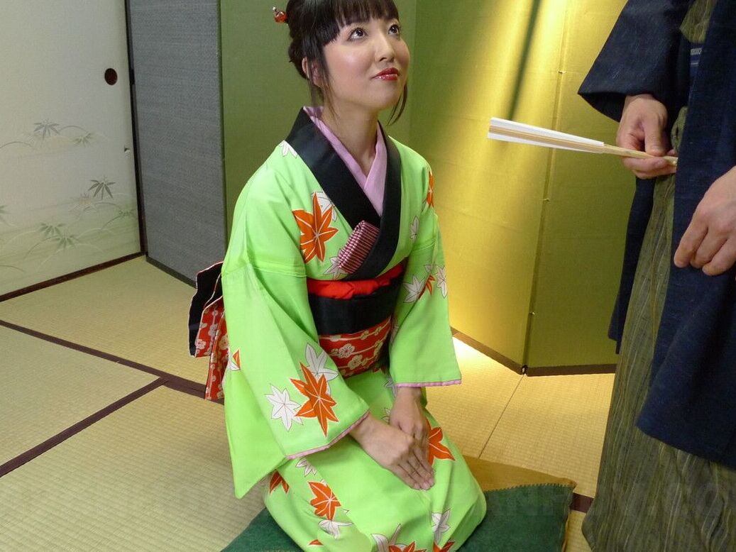 20P Japonesa con kimono verde regala una mamada POV a una polla peluda