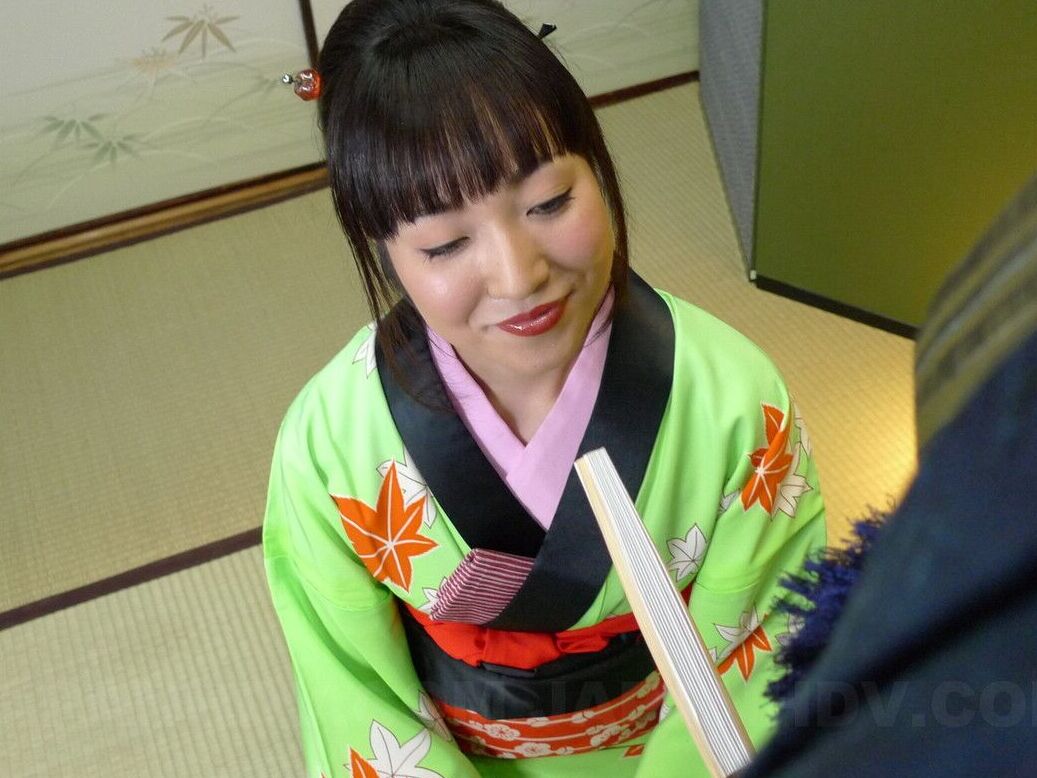 20P Japonesa con kimono verde regala una mamada POV a una polla peluda
