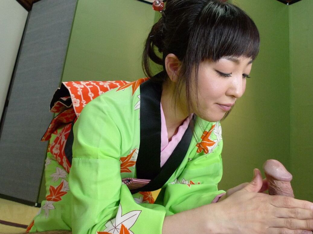 20P Japonesa con kimono verde regala una mamada POV a una polla peluda