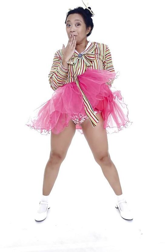 La star du porno asiatique 16P Lucky Starr soulève sa jupe de cosplay pour exhiber sa chatte rasée