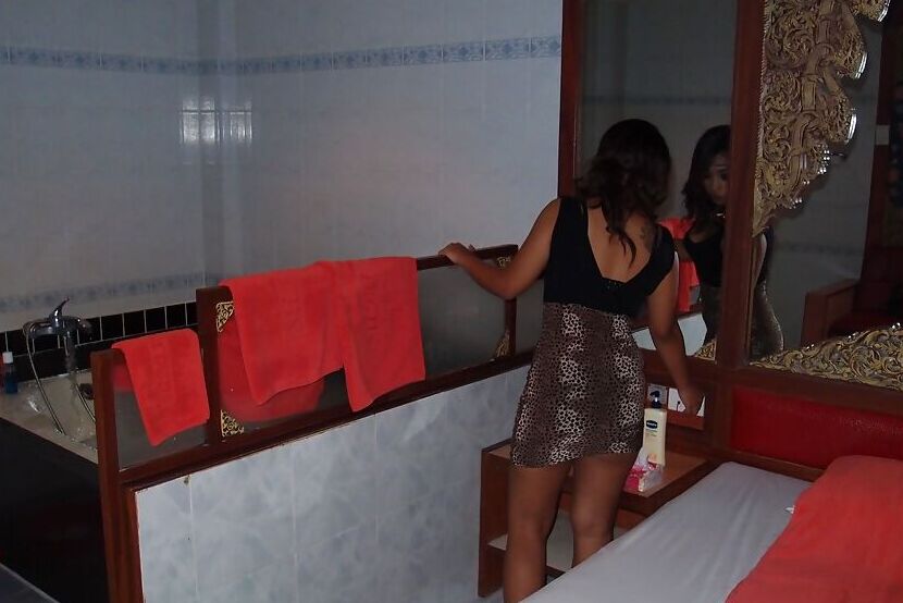 16P Garota tailandesa tatuada Ploy pega molhada e nua no chuveiro