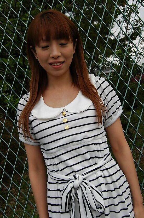 Die 16-jährige Asiatin Chihiro Ozawa geht in ihrem sexy gestreiften Kleid im Freien spazieren